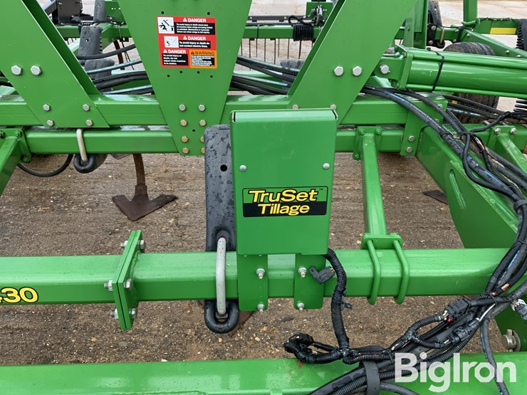 2021-john-deere-2430-image-17