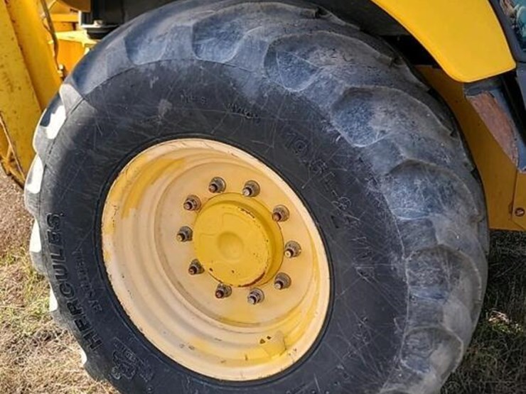 komatsu-wb146-image-11