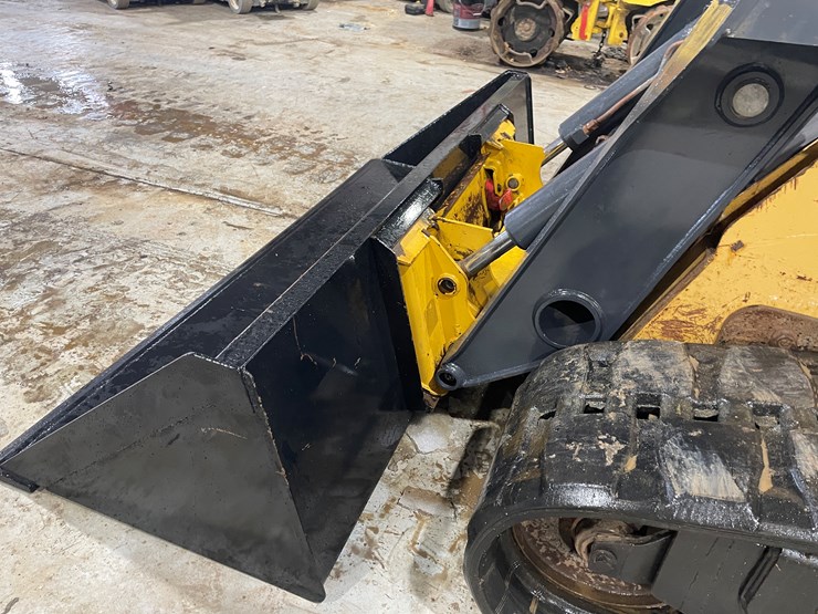 2011-john-deere-329d-image-15