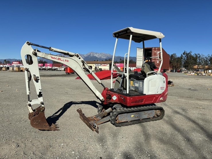 2015-takeuchi-excavator-tb216-image-1