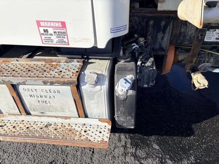 2015-freightliner-m2-106-image-7