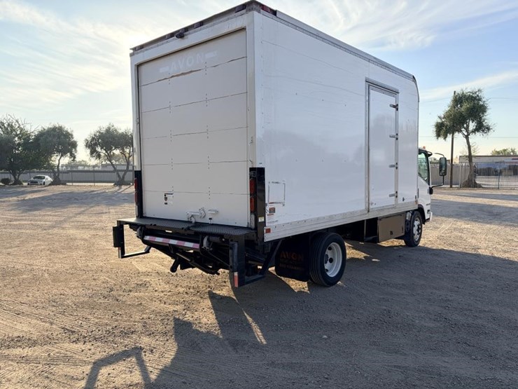 2013-isuzu-npr-image-3