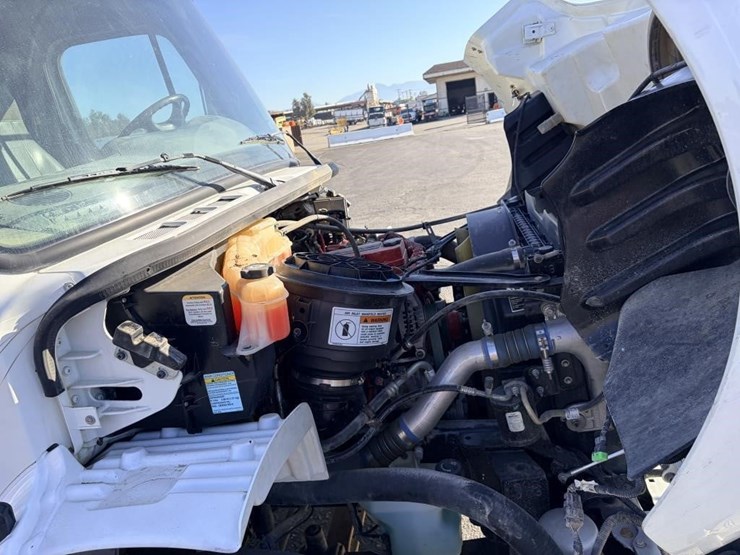 2015-freightliner-m2-106-image-9