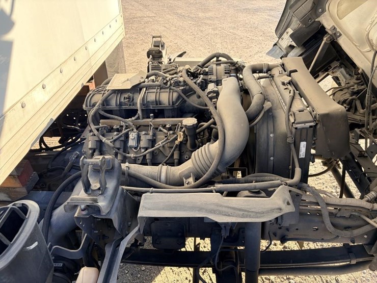 2013-isuzu-npr-image-12