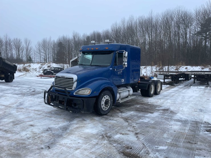 #308-•-2005-freightliner-columbia-semi-tractor-(has-wi-title)-(denmark,-wi)-image-1