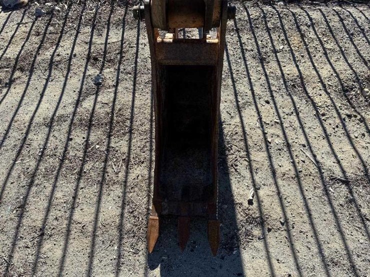 2004-case-580m-image-16