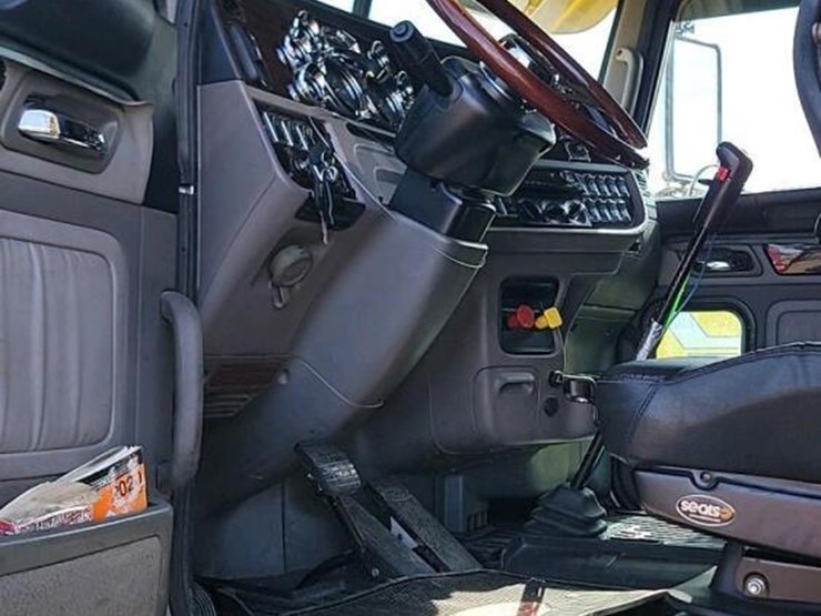 2016-peterbilt-389-image-18