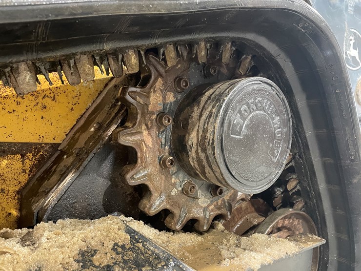 2011-john-deere-329d-image-18