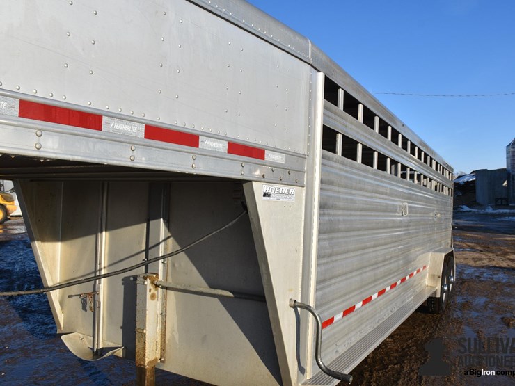 2019-featherlite-24'-t/a-aluminum-livestock-trailer-image-15