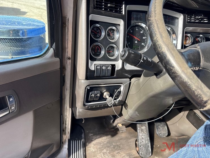 2013-kenworth-t800-image-42