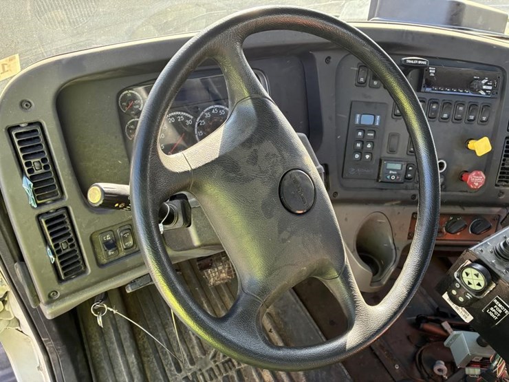 2021-freightliner-dump-truck-image-18