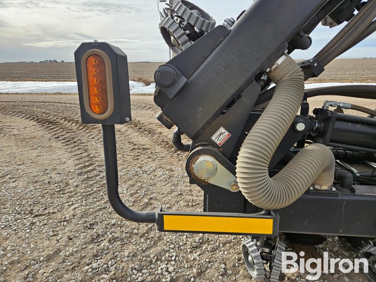 2023-harvest-international-16r30-stack-fold-center-fill-planter-image-11