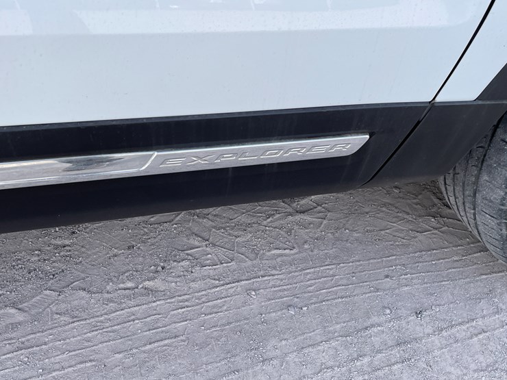 2017-ford-explorer-image-40