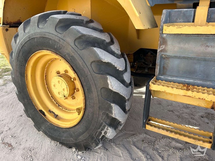 2004-deere-324h-image-27
