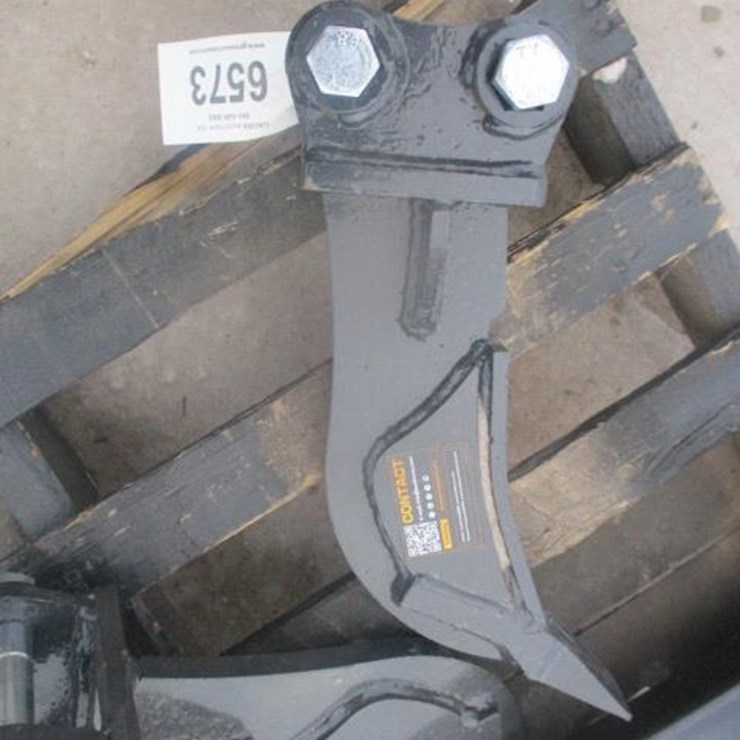#6573 • MINI Ripper Applicable product:excavator Excavator tonnage:1-1.5T excavator Applicable to various sites such as crushing and splitting of hard soil, sub hard stones, and weathered stones Pin size:25mm Wheelbase :90mm Opening size :90mm