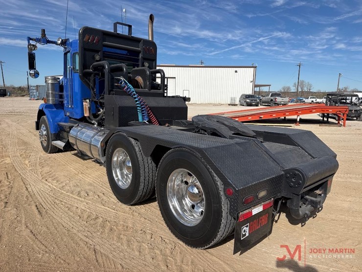 2013-kenworth-t800-image-3