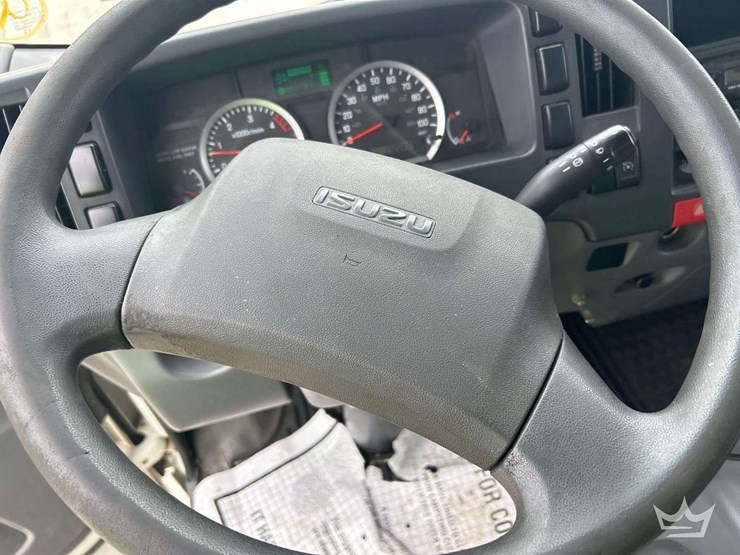 2016-isuzu-npr-image-12