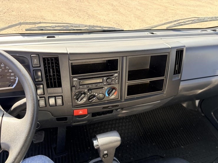 2023-isuzu-nrr-image-16