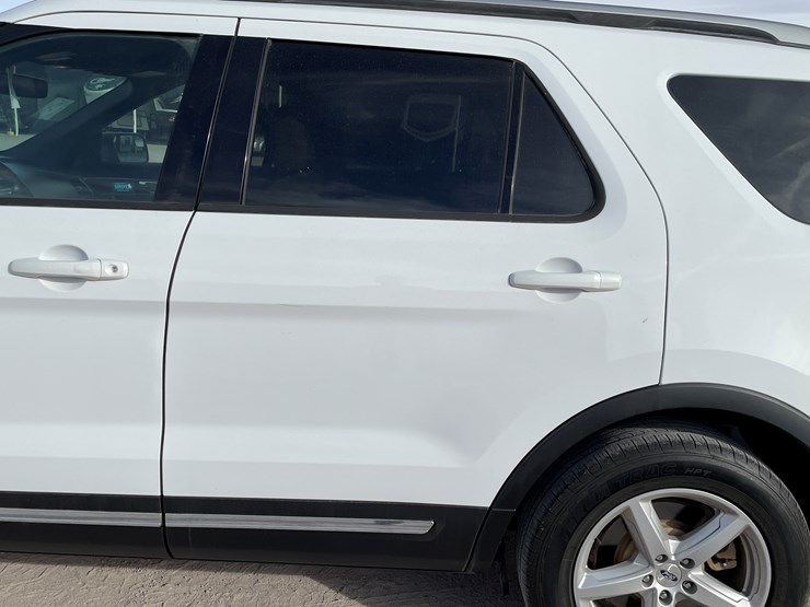 2017-ford-explorer-image-32