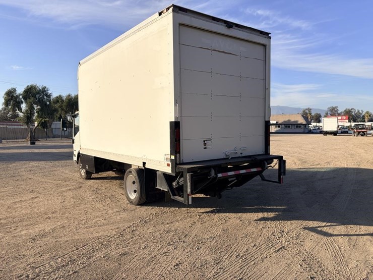 2013-isuzu-npr-image-4