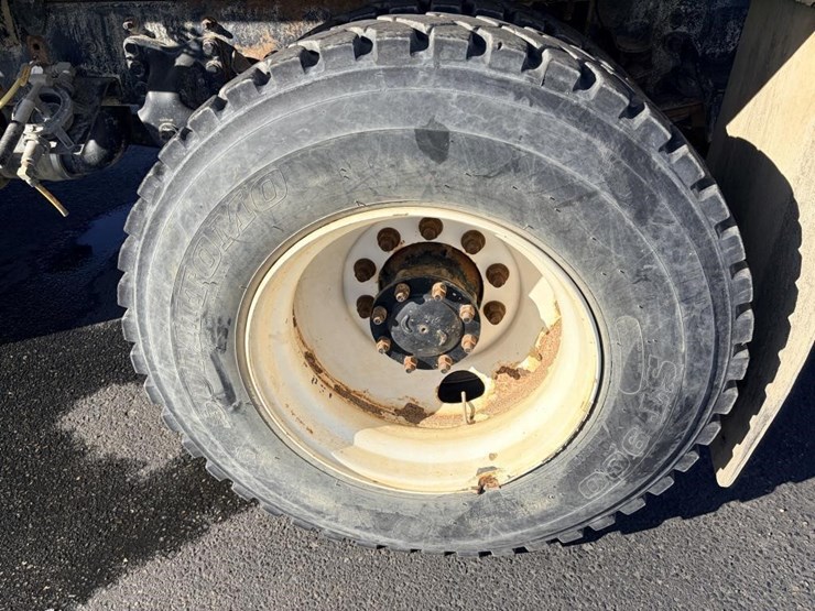 2015-freightliner-m2-106-image-5