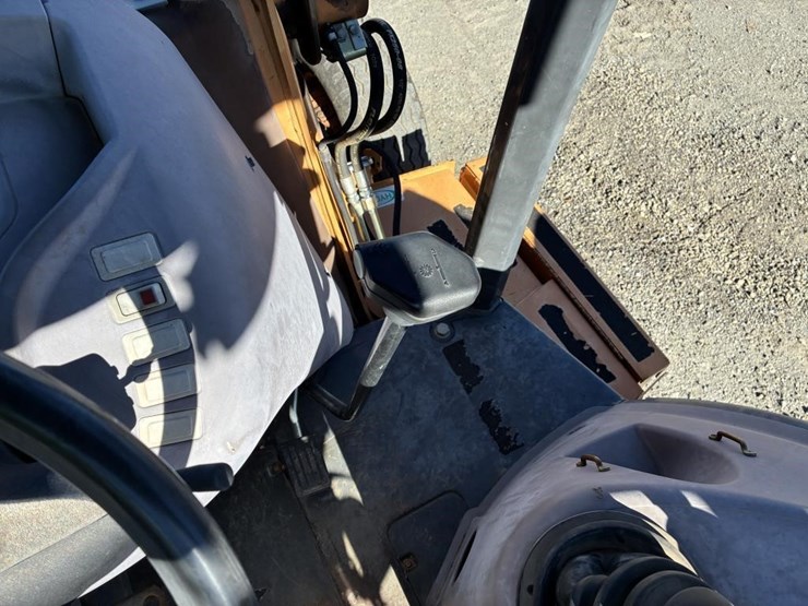 2004-case-580m-image-22