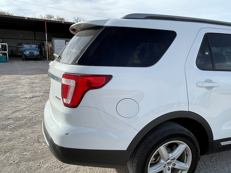 2017-ford-explorer-image-27