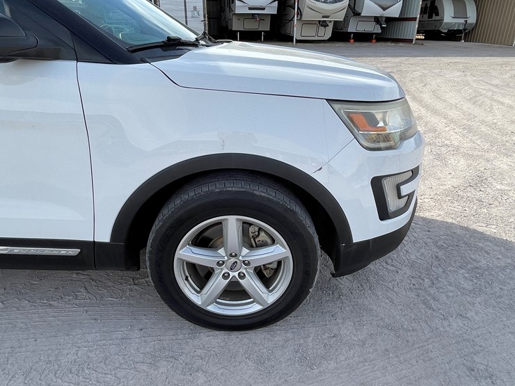 2017-ford-explorer-image-24