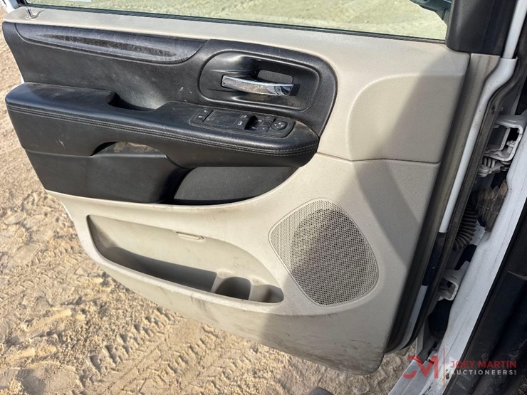 2014-dodge-grand-caravan-image-25