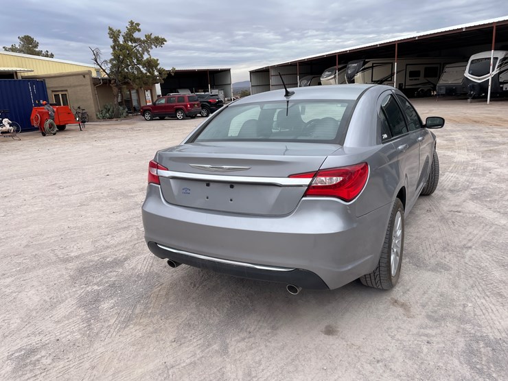 #111-•-2013-chrysler-200-(nm-title)-image-6