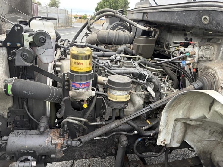 2016-hino-box-truck-image-10