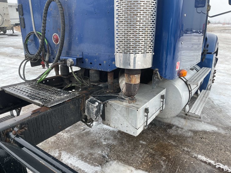 #308-•-2005-freightliner-columbia-semi-tractor-(has-wi-title)-(denmark,-wi)-image-28