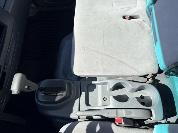 2016-isuzu-nrr-image-19