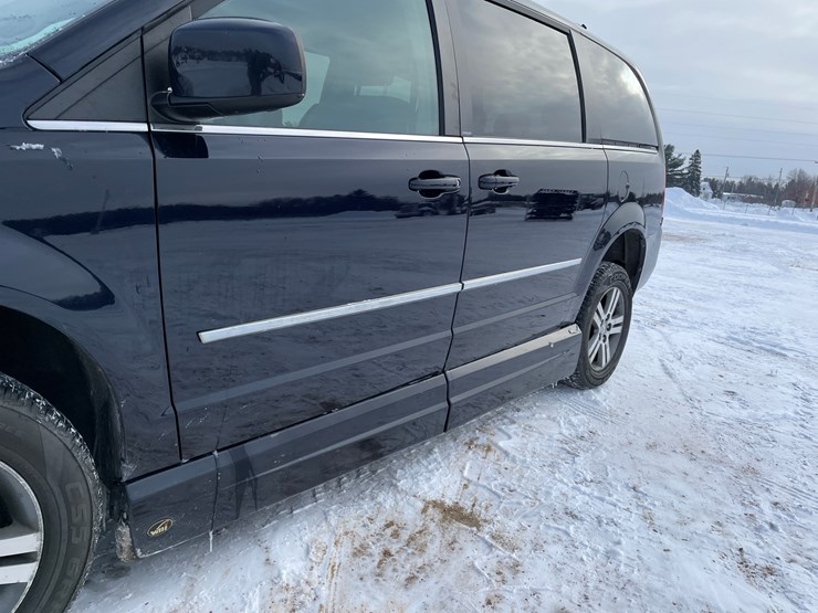 2010-dodge-grand-caravan-image-24