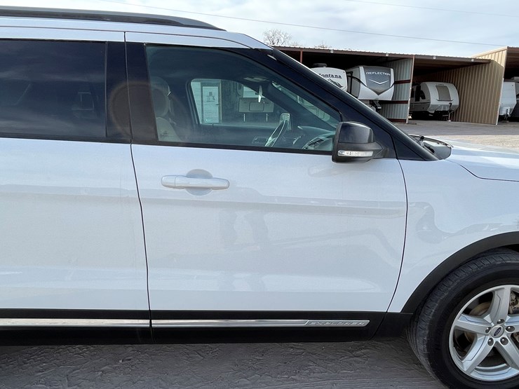 2017-ford-explorer-image-25