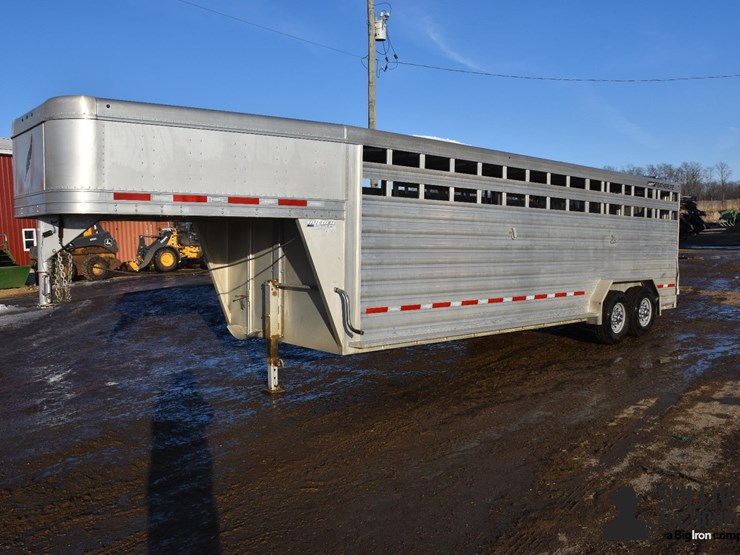 2019-featherlite-24'-t/a-aluminum-livestock-trailer-image-1