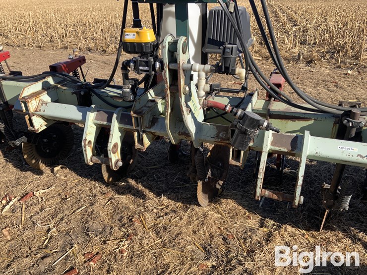 orthman-8r30-fertilizer-bar-image-16