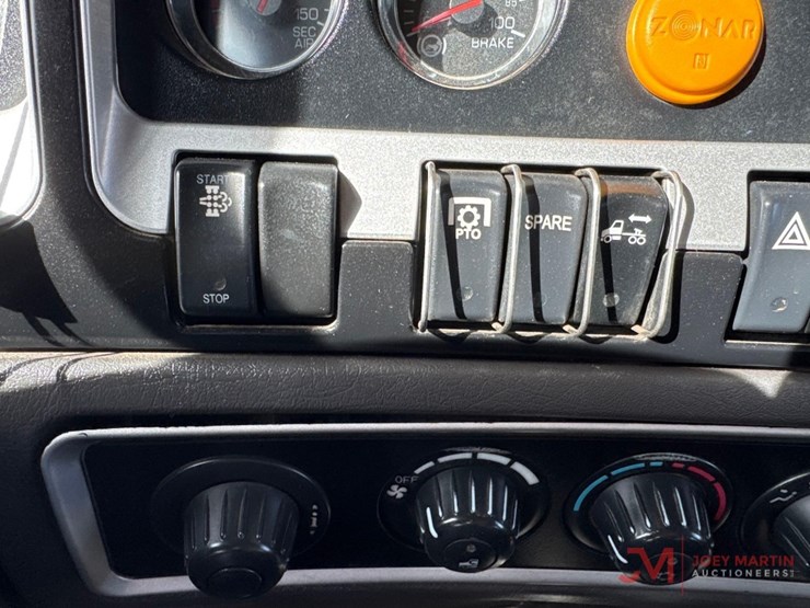 2013-kenworth-t800-image-39