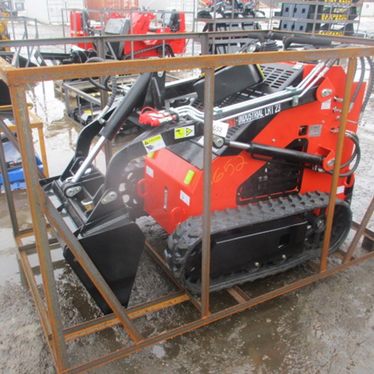 #6652 • AGT LRT23 Tracked Skidsteer AGT LRT23 Tracked Skid steer RATO, 23 HP, Gasoline Engine with EPA,, Bkt,