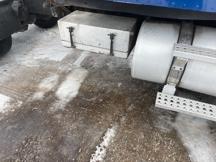 #308-•-2005-freightliner-columbia-semi-tractor-(has-wi-title)-(denmark,-wi)-image-27