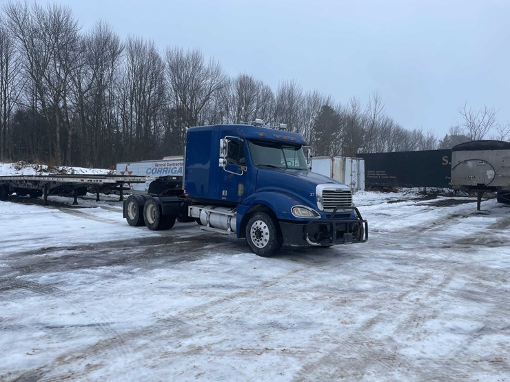 #308-•-2005-freightliner-columbia-semi-tractor-(has-wi-title)-(denmark,-wi)-image-7