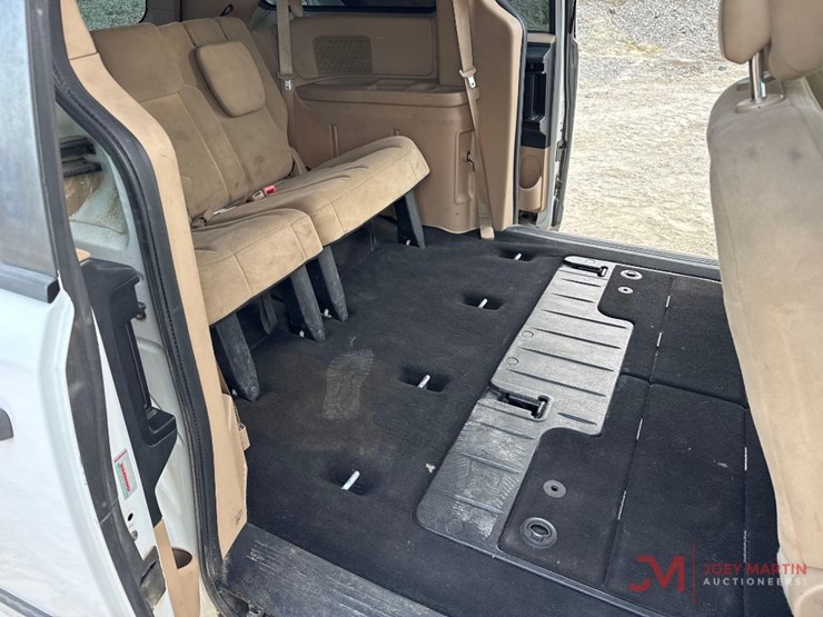 2015-dodge-grand-caravan-image-11