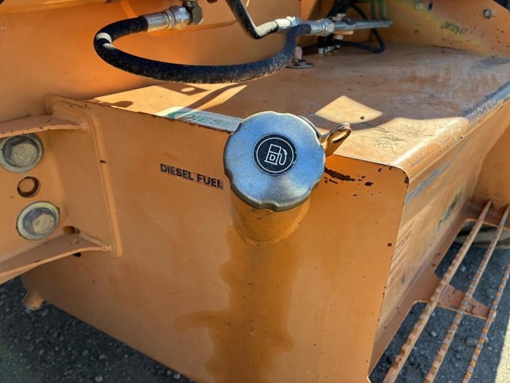 2004-case-580m-image-30