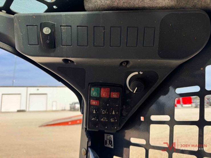 2022-deere-317g-image-17