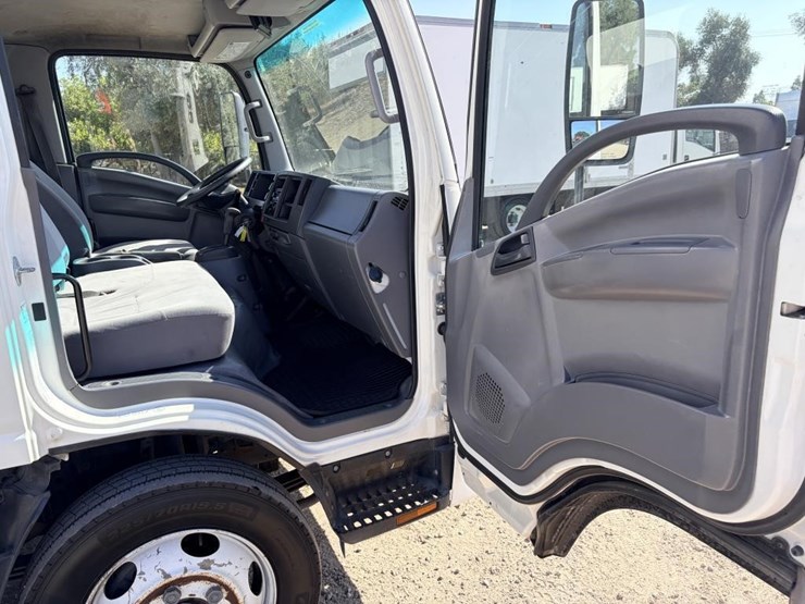 2016-isuzu-nrr-image-15