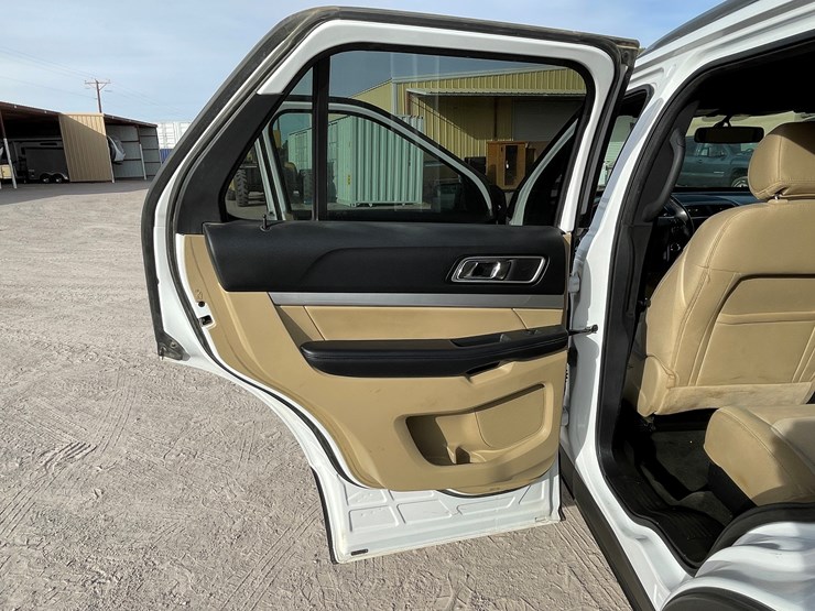 2017-ford-explorer-image-58