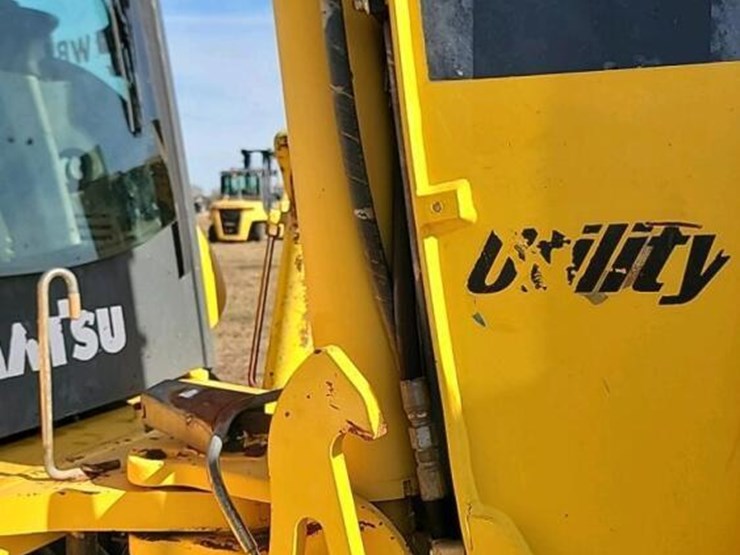 komatsu-wb146-image-18