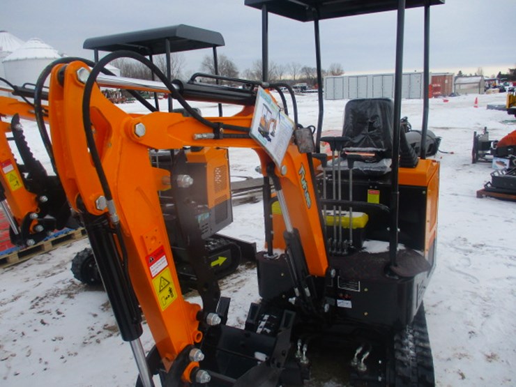 #6597-•-future-ft15-mini-excavator-13.5hp-gas-engine,-rubber-track,16in-digging-bucket,-hydraulic-plumbing,-bulldozer-blade,-manual-thumb-image-4