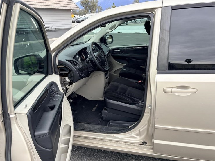 2015-dodge-caravan-image-11