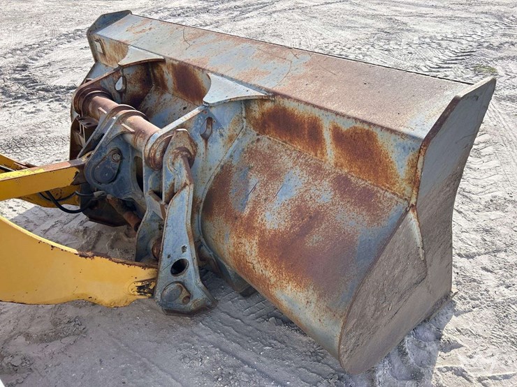 2004-deere-324h-image-15